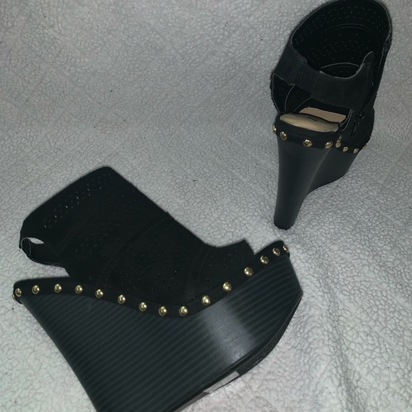 BRAND NEW NEVER WORN shoe dazzle wedges - Picture 2 of 6